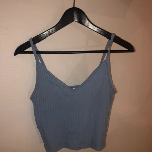 Ribbat linne - Ett basic blå ribbat linne, från H&M. Endast använt ett fåtal gånger