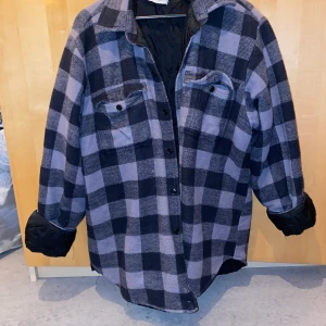 Svart och grå rutig filtjacka  - Oversize vintage jacka med fickor på bröstet 