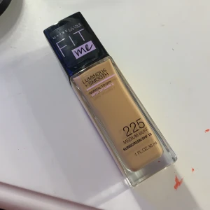 Foundation 225 medium buff - Har använt en gång för testa och såg att den var för mörk.