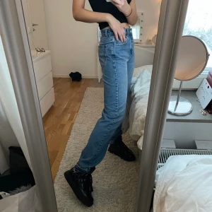 raka blåa jeans - Trendiga raka jeans som är långa!! Jag är 176 cm🥰 Använda 2-3 ggr