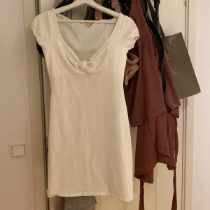 Strl S - En vit somrig klänning med knytning där framme💖