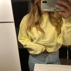 Pastellgul sweatshirt - sweatshirt i jättefin, ljusgul/pastellfärg, använd 3 gånger, storlek small men funkar även i xs-l💛💛 hör av er för fler bilder/frågor