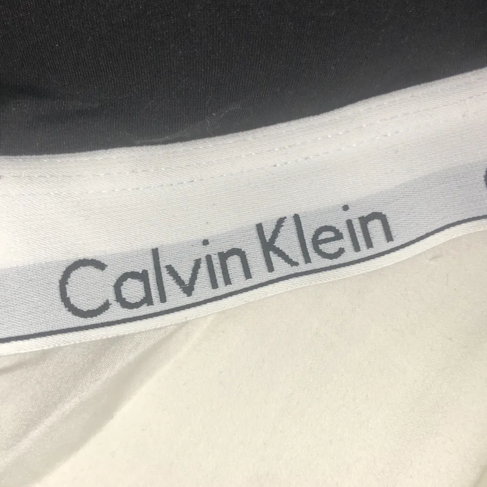 Calvin Klein bh med padding utan bygel och korsad i ryggen. Aldrig använd. Storlek S eller B70. Köparen står för frakt om man inte kan mötas upp.. Toppar.