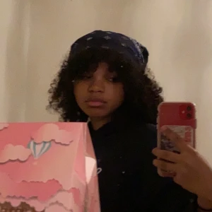 Bandana - använd ej den vita! jätte bra skick. säljer för jag använder inte dem längre. (blå bandana är såld)