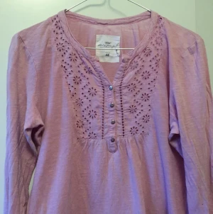  - En blus från H&M i gammaldagsrosa med ett mönster i blommor. Storleken är S men passar även M. 