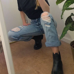 Håliga jeans XS - Håliga jeans i bra skick med avslappnad passform. Köpta på h&m för något år sedan och använt en del men utan slitage. Uppvikta på bilden men går förstås att vika ner, inte fastsytt. Säljer för 100kr❤️