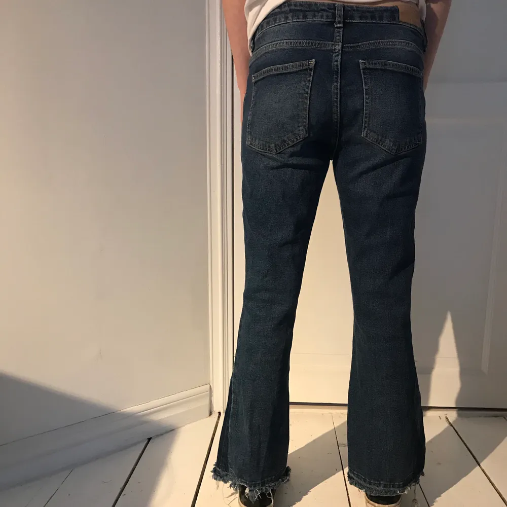 Jättesnygga lågmidjade jeans med croppad flair. Storlek 36 men passar också en 34. Köparen står för frakten. Skriv om du är intresserad❤️. Jeans & Byxor.