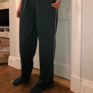 Popperpants utan knappar - Mörkgröna popperpants utan knappar från lager 157. Dem är i fint skick och knappt använda. Frakten ingås i priset 🥰