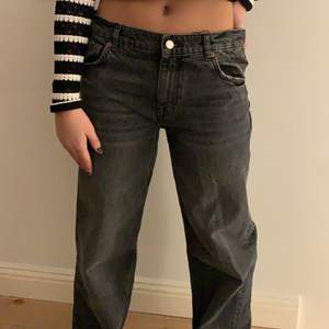 Ett par lågmidjade zara jeans, dom är helt oanvända (prislappen finns kvar) och de sitter så snyggt. De är väldigt små i storlek därför är dessa i storlek 40 men har vanligtvis 36🥰