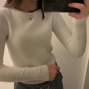 Zara shirt  - Jag säljer min jätte sköna tröja ifrån Zara då jag inte använder den längre. Storlek S men den passar även dem som är XS. Den är lite sönder (som syns i bilden). Jätte skön och lätt att matcha!💜💜 (osäker på frakt)