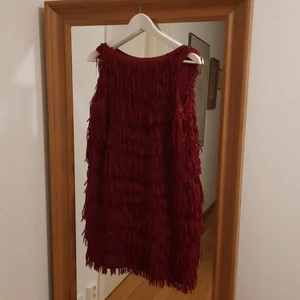 Fransig klänning! - Den här klänningen är köpt utomlands, super fin till fest då fransarna har sin egen personlighet i rörelse :-)  super snyggt att ha bälte till. Priset är ex frakt