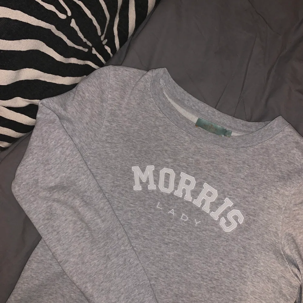 Grå tröja från Morris i fint skick! Sparsamt använd🦋 storlek XS men passar även S. Köpt för 999kr, säljer för 250kr. Kan mötas upp i falköping, annars står köpare för frakt ✨. Tröjor & Koftor.