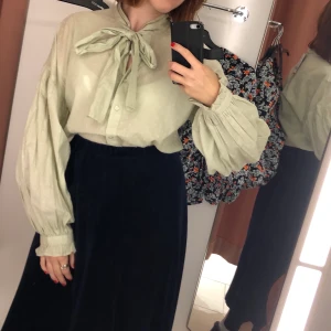 Stilren knytblus - Ljusgrön knytblus från Gina Tricot, ca S/M i stl 💚