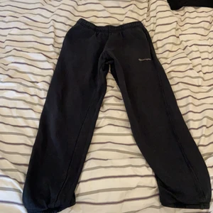 Black Vintage Champion Sweatpants strl S-M - Säljer ett par svarta vintage Champion mjukisbyxor i storlek S-M. Dom är så sköna och mjuka, i bra kondition och nästan oanvända. De går också att justera med ett snöre på insidan av byxorna. 