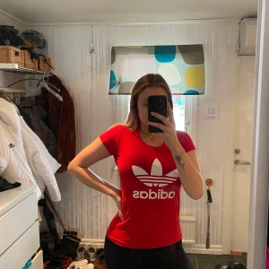 T-shirt - Säljer dessa två t-shirts, Den röda i storlek M och leopard i storlek S. Jag är 176cm lång. Säljer dom båda för 50kr eller en för 30kr. Köparen står för frakten.