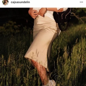 NAKD långkjol - En långkjol använd ett fåtal gånger! Jättefin färg och i silkeslen kvalité :)