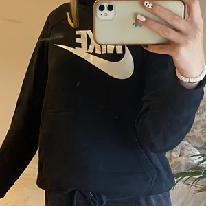 super mysig nike hoodie  - en storlek s hoodie som endast är använd en gång🧚🏻‍♀️❤️ super mysigt material och super kvalite i nyskick!!!,, nypris: 580 kr 