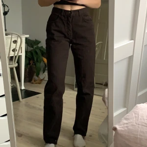 Bruna jeans - Bruna jeans köpta på Beyond retro! Skulle säga att de är storlek 36/38 men fråga gärna om olika mått. Köparen står för frakten på 60 kr (spårbar)😊
