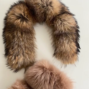 Pälskrage & armpäls  - Fin pälskrage och som bonus två armpäls som man kan fästa i en jacka (har ögglor)