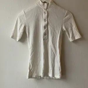 Vit tröja med knappar från Carin Wester storlek XS. Säljes för 30kr+ frakt. 