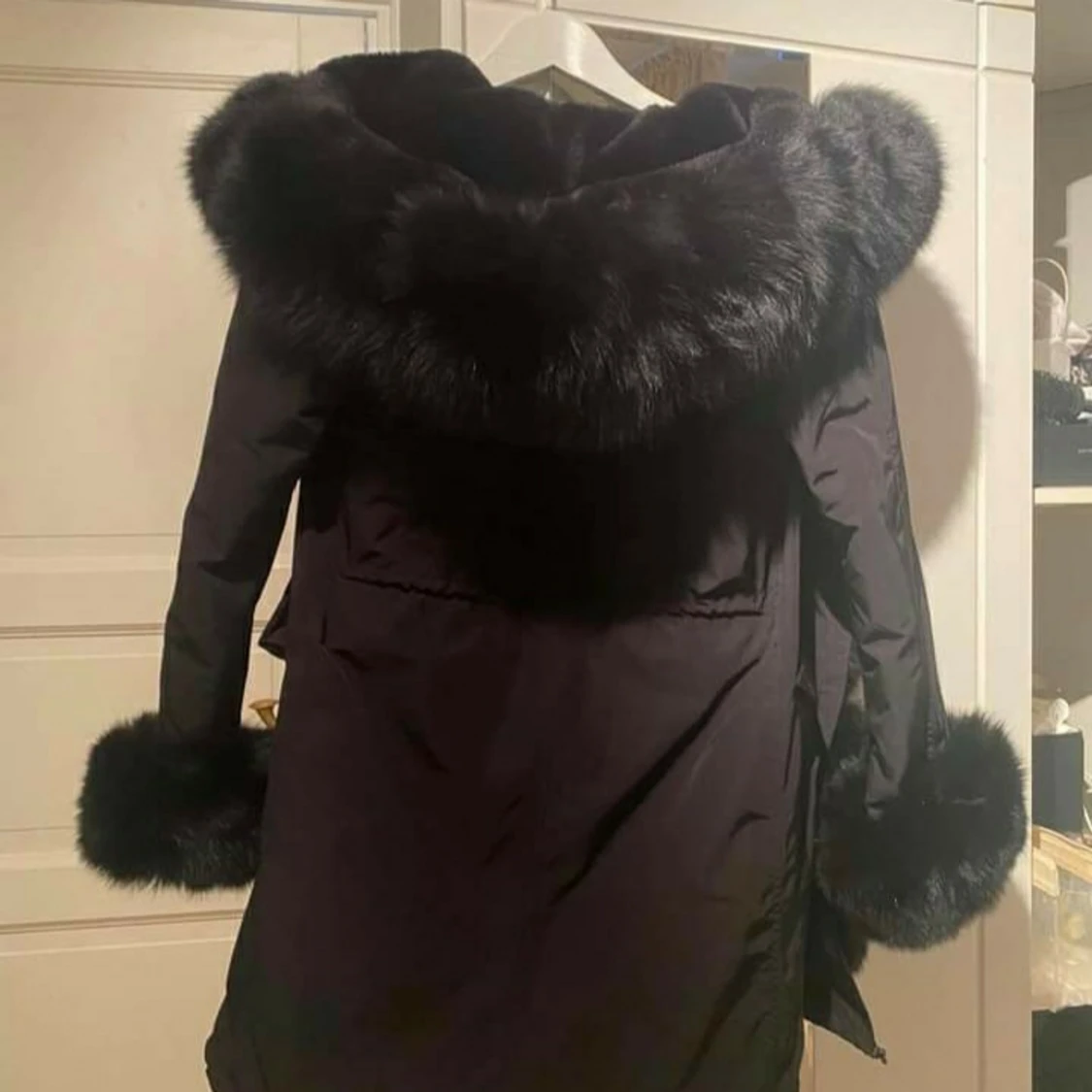 Säljes svart pälsjacka - 90