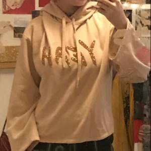 beige hoodie med detaljering som stavar ut ”yeah”. köpt från h&m. i gott skick