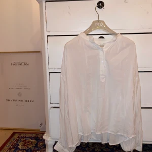 Vit blus från H&M - Vit luftig blus från H&M. Oversizedmodell. Köparen står för frakt 🧡