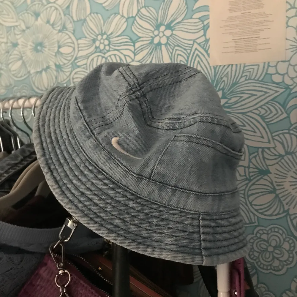 buckethat från nike köpt på humana i denimtyg! bra skick och väldigt unik, har inte sett något liknande till salu! BUDA I KOMMENTARERNA(avslutas 15/1, startbud 150) buda bara om du vet att du kommer kunna köpa🥰 (är mer på den mindre sidan storleksmässigt). Accessoarer.