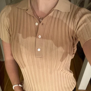 Samsøe samsøe tröja  - Säljer denna helt nya samsoe tröjan i storlek xs. Den är väldigt stretchig i materialet så skulle nog passa s också. Fint annars att bara använda som en tröja med krage för att ha sweatshirt över. Extra knapp följer med. Deras 2020 kollektion. Ordinarie pris 1200kr. Köparen står för frakt!!