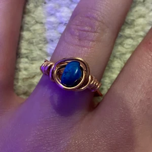 Ringar i olika färger, med stenar - Finns olika färger (se bild 3), har koppartråd och silvertråd 