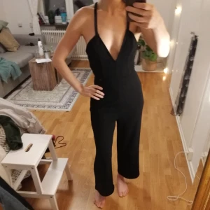 Lyxig byxdress  - Helt oanvänd byxdress från NA-KD i stretchigt kostym-material. Superskön. Frakt ingår