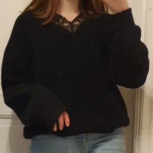 Svart stickad tröja - Fin svart stickad tröja från  H&M med spets runt halsen! Den är I storlek xs men skulle säga att den passar väldigt oversized så den passar nog även en s och en liten m! OBS!! Det är spegeln som är smutsig inte tröjan!!😊 Om många är intresserade får du lägga bud i kommentarerna! Köparen betalar för frakten ❤