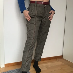 Vintage kostymbyxor - Jätte fina vintage kostymbyxor. Säljer pga de var lite för stora för mig. En av hällorna är av i ena sidan men den är lätt att du fast igen.