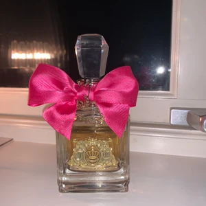 Juicy Coture Eau De Parfum  - Säljer min fräscha parfym från Juicy Coture som heter Viva La Juicy. Som man ser på bilden har jag inte använt parfymen så mycket, så den är som gott som ny. Har även förpackningen kvar till frakt! Nypris är 925 kr och mitt pris är 450+ frakt🤍✨