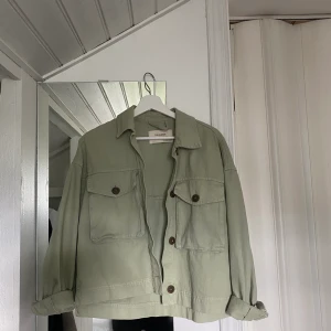 Jacka - Så fin jeansjacka i nyskick!! 🦋