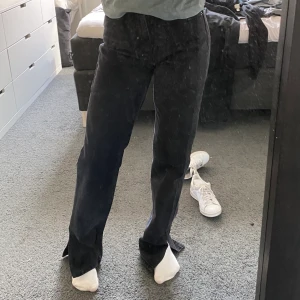 Byxor med slit  - Säljer mina byxor från pretty little thing då dom är lite för stora för mig och jag kan tyvärr inte lämna tillbaka dom 🤍 