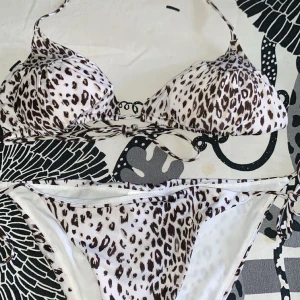 Bikini - Bikini med zebra mönster. Storlek 38 på både underdel och överdel. Knappt använd från hm