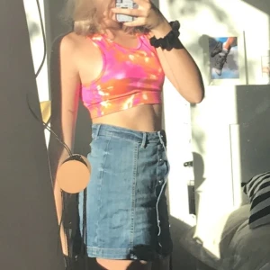 Kjol från Gina - Kjol från Ginas kollektion perfect jeans. Aldrig använd, frakt ingår inte i priset :)