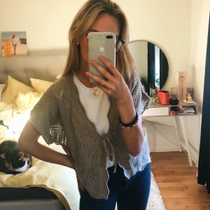 Söt kofta  - En söt liten kofta med knyte, kan användas hur man vill. Passar XS-M (uppskattning). 