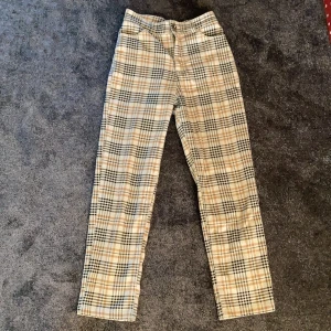 Rutiga byxor  - Ascoola rutiga byxor från monki, säljer pga lite för små 💓