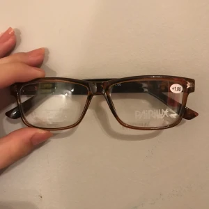 Läsglasögon +1.00 - Säljer dessa snygga bruna läsglasögonen i hipsterstyle, har ett annat par som jag använder mer. Frakt tillkommer! Det är styrka +1.00.