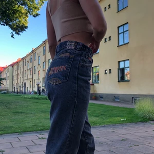 Coola byxor😍 - Coolaste byxorna med snyggt tryck på rumpan 🤩 sitter som en smäck- köpta på HUMANA Second Hand🥰 De är i storlek S/XS och finns att hämta om man möts i Örebro eller så skickar jag dom! BUDA i kommentarsfältet eller skicka ett meddelande🧚🏼‍♀️🧚🏼‍♀️