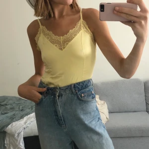 Body - Gul siden body från Ginatricot i storlek 38. Säljes pga använder ej/ köptes för 349 kr förra sommaren. Köparen står för frakt 22kr😊💕