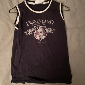 Linne disney world paris  - Linne köpt på disney world paris 2015. Skulle säga att den är XS men passar även mig som är S/M
