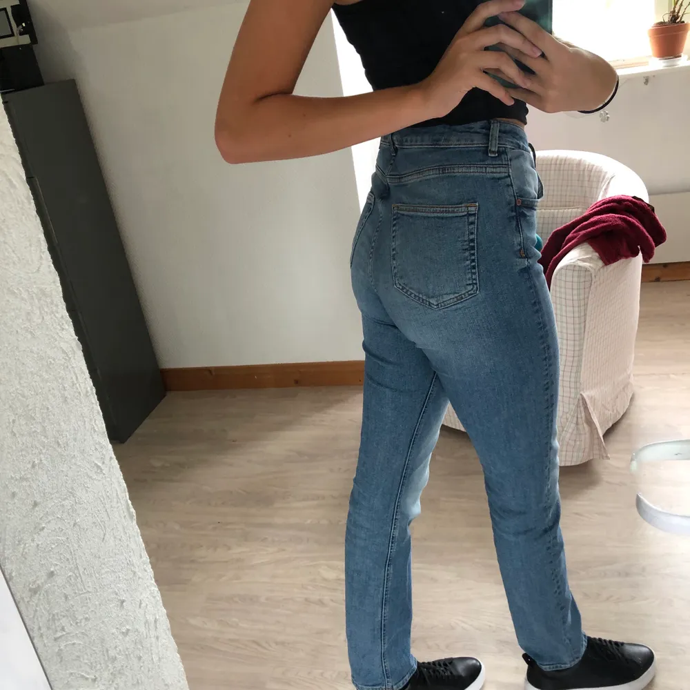 Super snygga jeans från Zara i storlek 38. Går rakt hela vägen och är endast använda en gång! Tyvärr inte min stil. Köpta för 400, säljer för 200. Köparen står för frakten! . Jeans & Byxor.