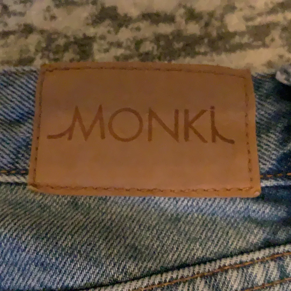 Ett par jeans från monki som heter Yoko jeans, använd några gånger🥰 Köparen står för frakten! Storlek 26. Jeans & Byxor.