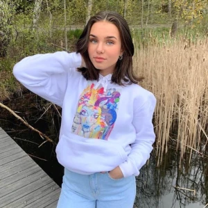 Hoodie - Skitsnygg hoodie i bra skick. Endast använd 2 gånger och är som ny. Vid många intressenter blir det budgivning💖 (lånad bild) FRAKT 63 kr spårbart