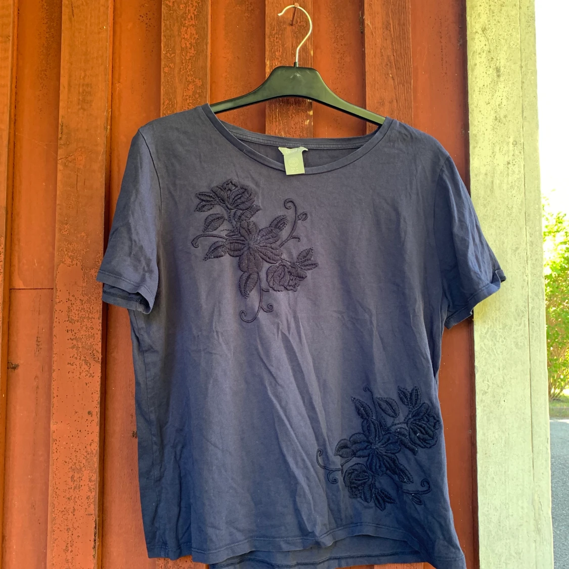 Marinblå T-shirt från Lindex i storlek M