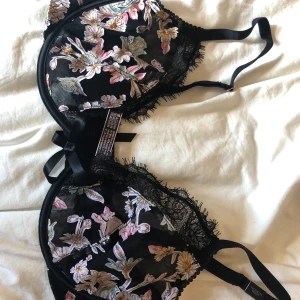 Victoria’s Secret dream angel  - BH från Victoria’s Secret, aldrig använd. Storlek 34DD vilket motsvarar 75E. Nypris 699 kr.