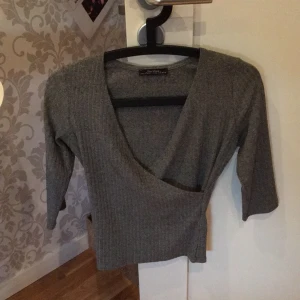  - Supersöt omlott-top från Bershka, Spanien
Köpt i september och sällan använd
Storlek M